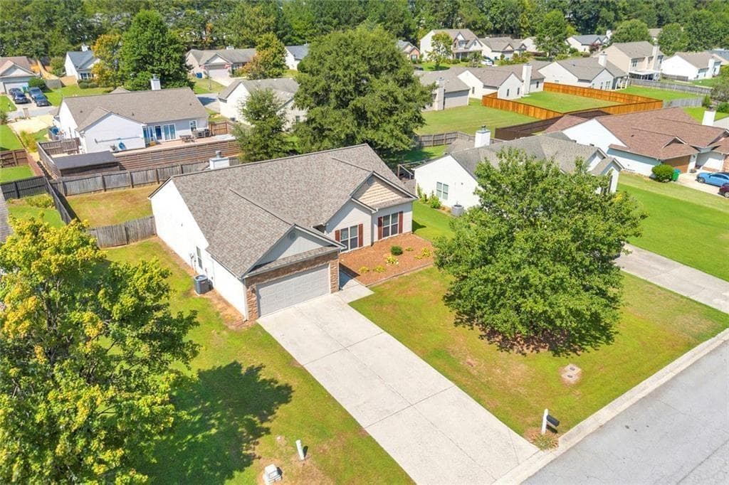3 bedroom, 2 bathroom, 1,786 sq ft single family residence for sale at 1412 Silvergate Way, Winder, GA 30680 — photo 4