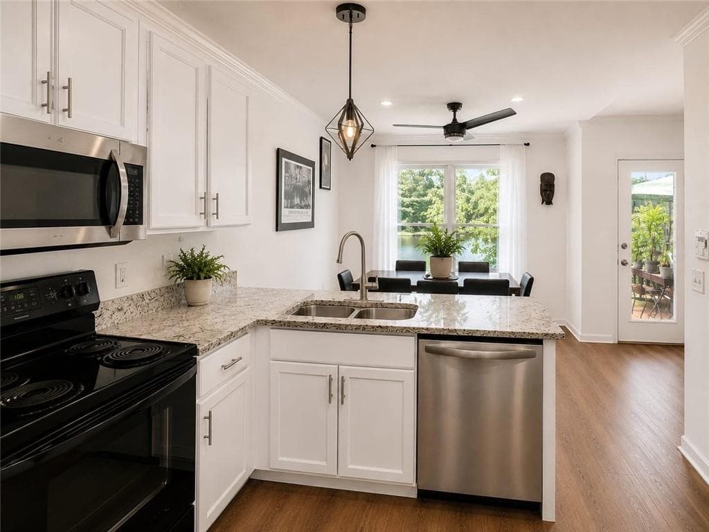 3 bedroom, 3 bathroom, 2,140 sq ft townhouse for sale at 7953 Woodlake Drive, Riverdale, GA 30274 — photo 3