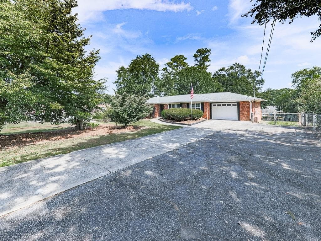 4 bedroom, 3 bathroom, 1,829 sq ft single family residence for sale at 2104 Cason Drive, Marietta, GA 30066 — photo 4