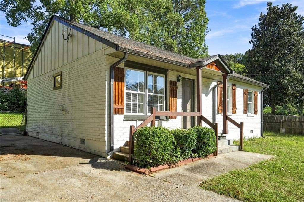 3 bedroom, 2 bathroom, 1,054 sq ft single family residence for sale at 8570 Kennesaw Court, Jonesboro, GA 30238 — photo 2