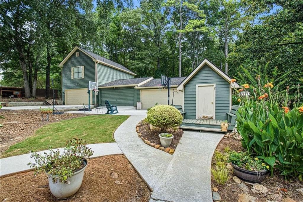 6 bedroom, 3 bathroom, 3,000 sq ft single family residence for sale at 235 Roberts Road, Covington, GA 30016 — photo 5
