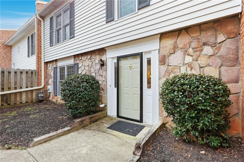 3 bedroom, 3 bathroom, 1,836 sq ft condominium for sale at 6500 Gaines Ferry Road i-4, Flowery Branch, GA 30542 — photo 2