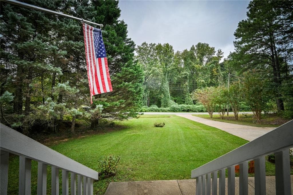 3 bedroom, 2 bathroom, 1,550 sq ft single family residence for sale at 405 Jordan Lane, Locust Grove, GA 30248 — photo 2