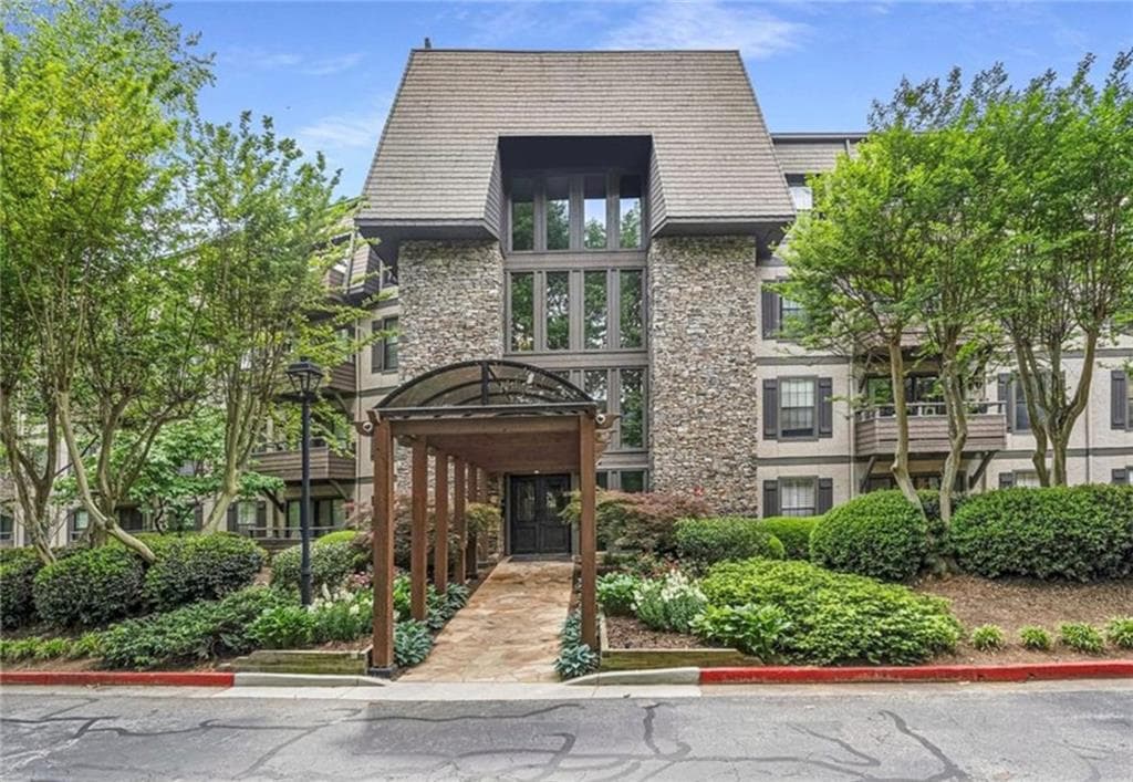 2 bedroom, 2 bathroom, 1,224 sq ft condominium for sale at 1314 Highland Bluff, Atlanta, GA 30339