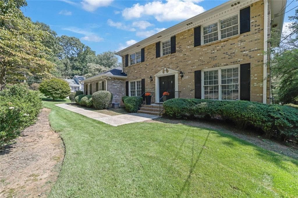 3 bedroom, 3 bathroom, 2,365 sq ft single family residence for rent at 5179 Meadowlake Drive, Dunwoody, GA 30338 for $4,700 a month — photo 2