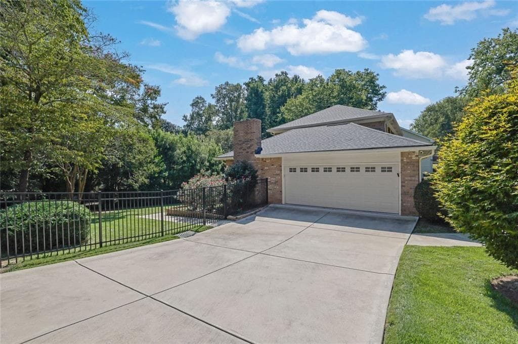 3 bedroom, 3 bathroom, 2,365 sq ft single family residence for rent at 5179 Meadowlake Drive, Dunwoody, GA 30338 for $4,700 a month — photo 3