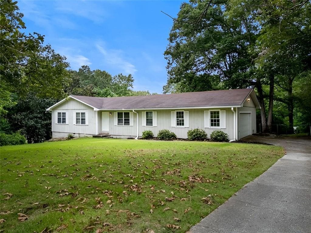 3 bedroom, 2 bathroom, 1,706 sq ft single family residence for sale at 2460 Rolling Acres Drive, Conyers, GA 30094 — photo 1 of 31