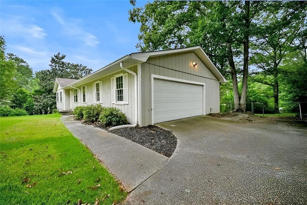 3 bedroom, 2 bathroom, 1,706 sq ft single family residence for sale at 2460 Rolling Acres Drive, Conyers, GA 30094 — photo 3