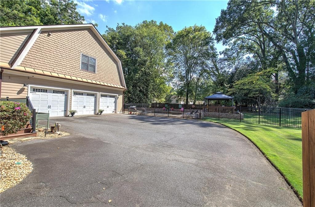 5 bedroom, 5 bathroom, 4,041 sq ft single family residence for sale at 622 West Avenue, Cartersville, GA 30120 — photo 5