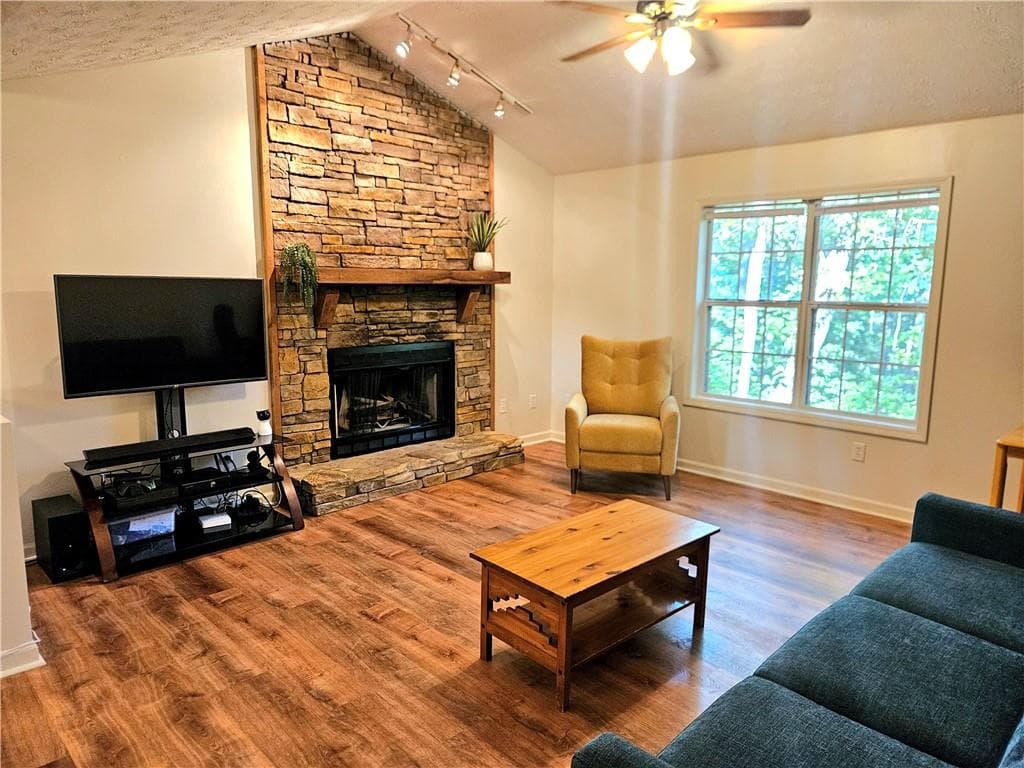 1 bedroom, 2 bathroom, 1,095 sq ft single family residence for sale at 597 Sleepy Hollow Road, Dahlonega, GA 30533 — photo 7