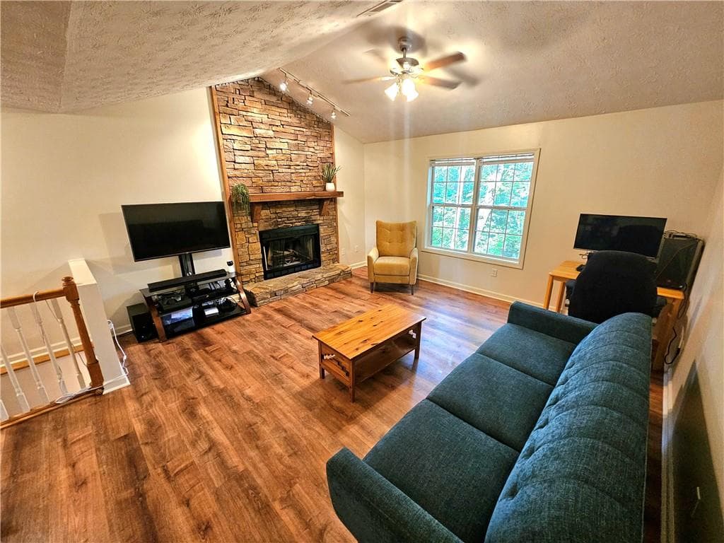 1 bedroom, 2 bathroom, 1,095 sq ft single family residence for sale at 597 Sleepy Hollow Road, Dahlonega, GA 30533 — photo 8