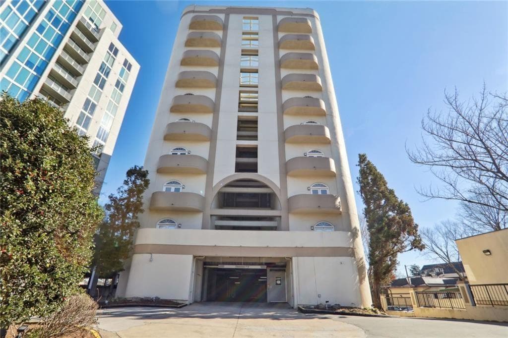 2 bedroom, 2 bathroom, 1,209 sq ft condominium for sale at 2161 Peachtree Road 605, Atlanta, GA 30309 — photo 2