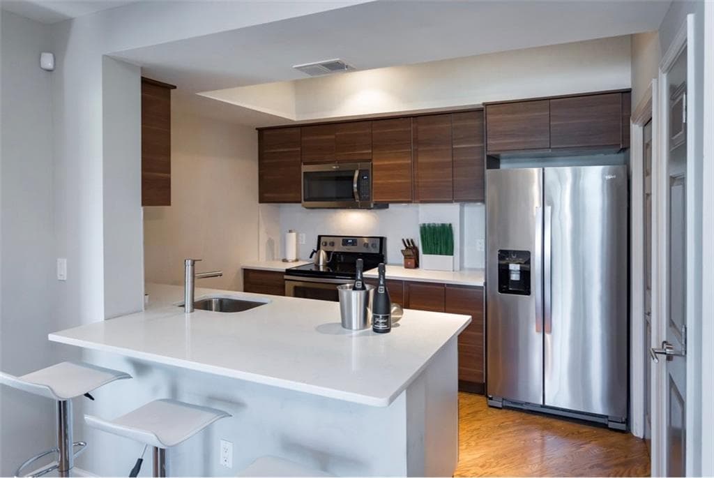 2 bedroom, 2 bathroom, 1,209 sq ft condominium for sale at 2161 Peachtree Road 605, Atlanta, GA 30309 — photo 3