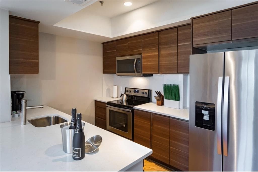 2 bedroom, 2 bathroom, 1,209 sq ft condominium for sale at 2161 Peachtree Road 605, Atlanta, GA 30309 — photo 4