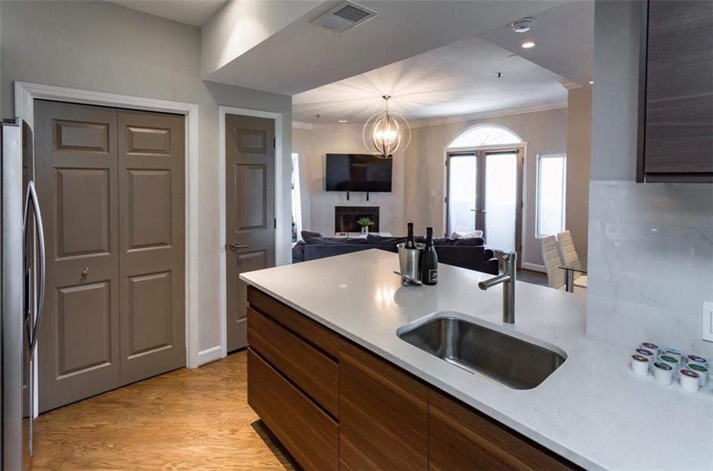 2 bedroom, 2 bathroom, 1,209 sq ft condominium for sale at 2161 Peachtree Road 605, Atlanta, GA 30309 — photo 8