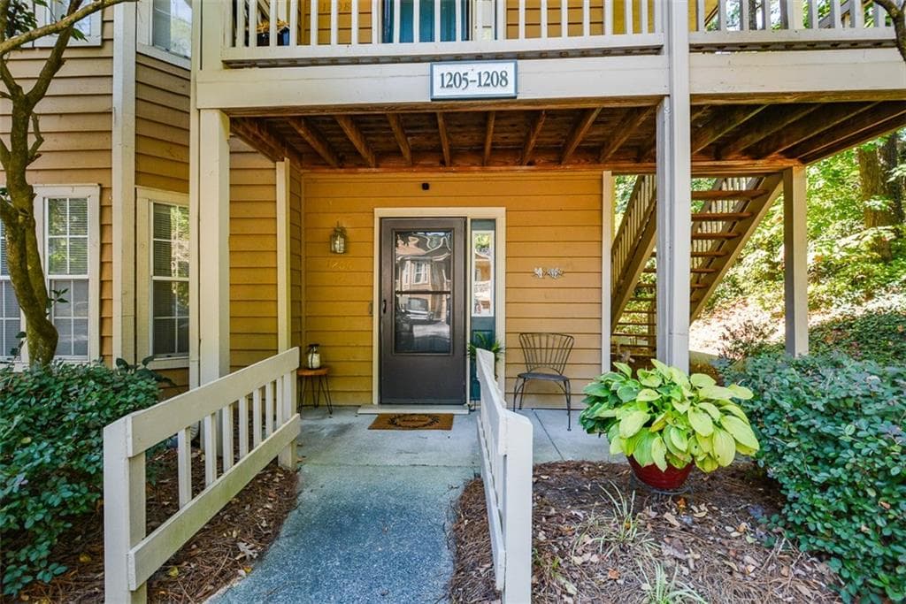 2 bedroom, 2 bathroom, 1,253 sq ft condominium for sale at 1206 Country Park Drive 1206, Smyrna, GA 30080 — photo 3
