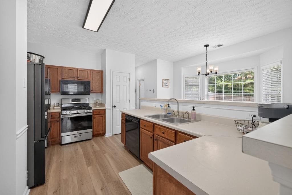 3 bedroom, 3 bathroom, 1,992 sq ft single family residence for sale at 909 Milton Circle, Loganville, GA 30052 — photo 5