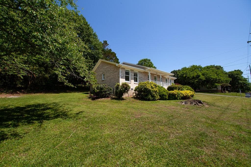 3 bedroom, 2 bathroom, 1,654 sq ft single family residence for sale at 102 Lindsey Court, Calhoun, GA 30701 — photo 2