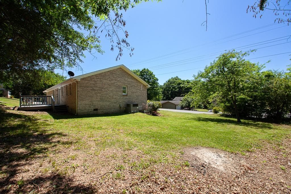 3 bedroom, 2 bathroom, 1,654 sq ft single family residence for sale at 102 Lindsey Court, Calhoun, GA 30701 — photo 3