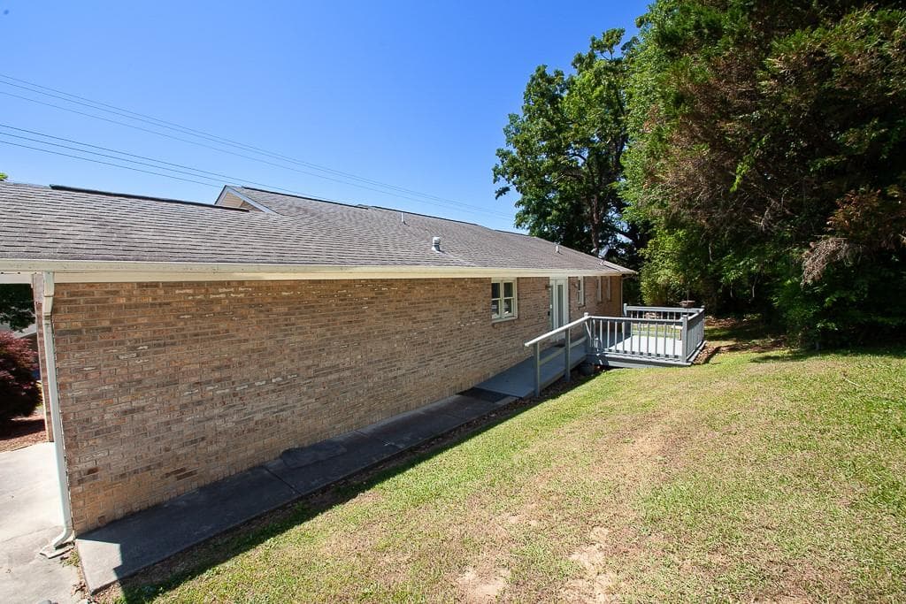 3 bedroom, 2 bathroom, 1,654 sq ft single family residence for sale at 102 Lindsey Court, Calhoun, GA 30701 — photo 4