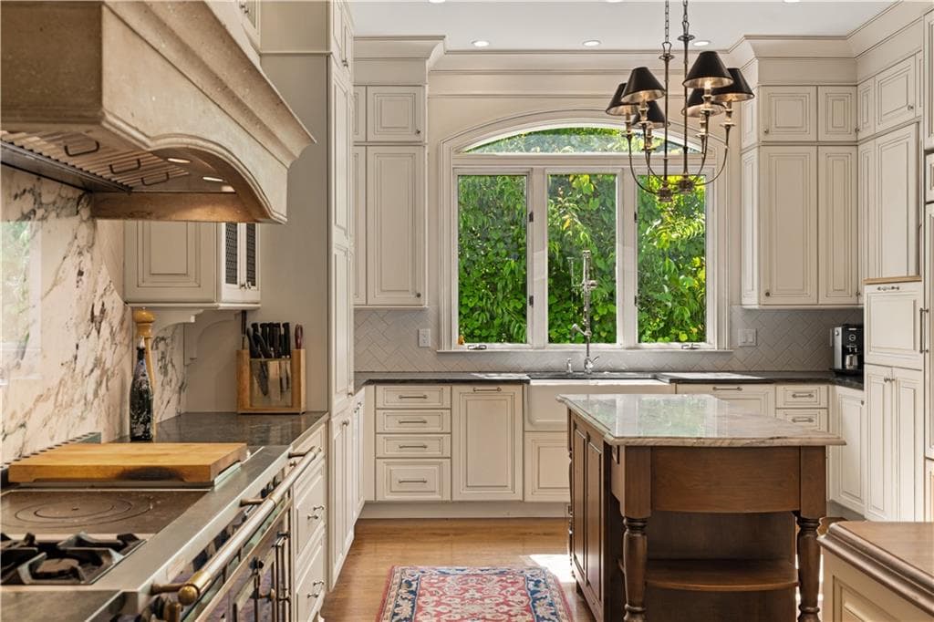 5 bedroom, 8 bathroom, 7,300 sq ft single family residence for sale at 170 Helmsley Drive, Atlanta, GA 30327 — photo 8