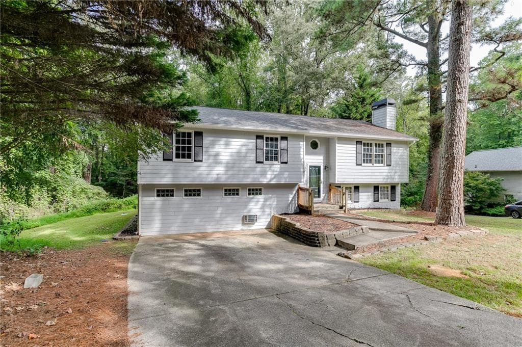 5 bedroom, 3 bathroom, 2,942 sq ft single family residence for sale at 6211 Laurel Wood Trail, Flowery Branch, GA 30542 — photo 2