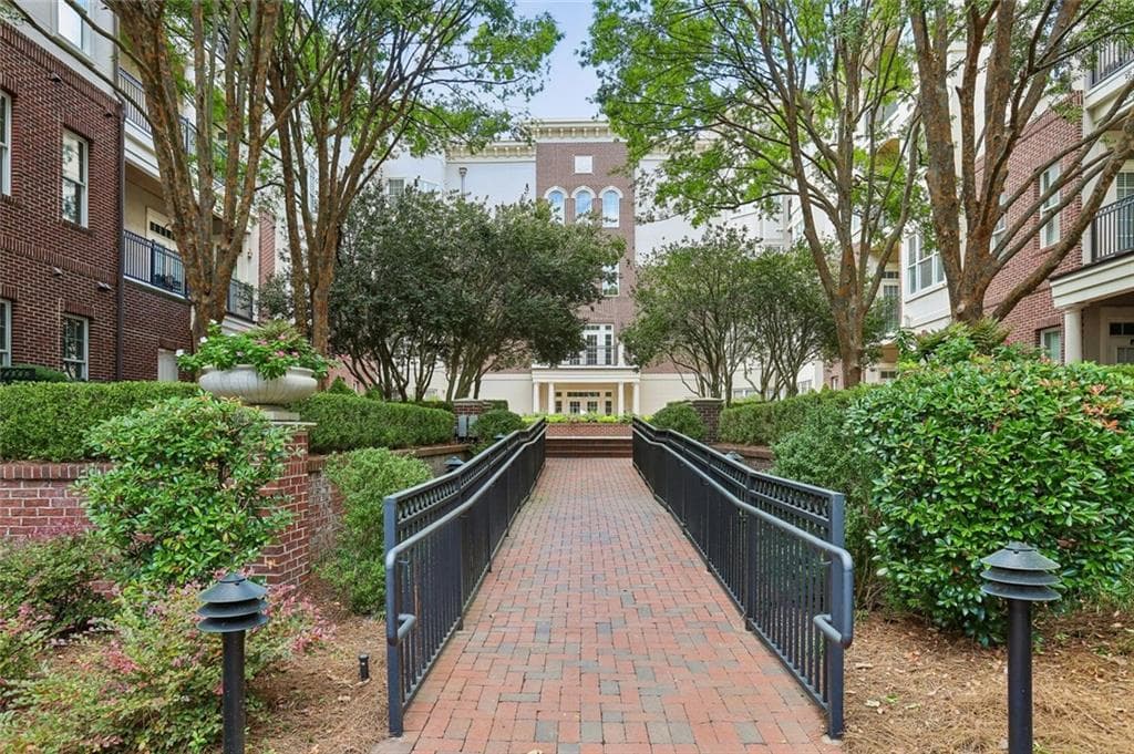 2 bedroom, 2 bathroom, 1,401 sq ft condominium for sale at 3635 E Paces Circle 1419, Atlanta, GA 30326