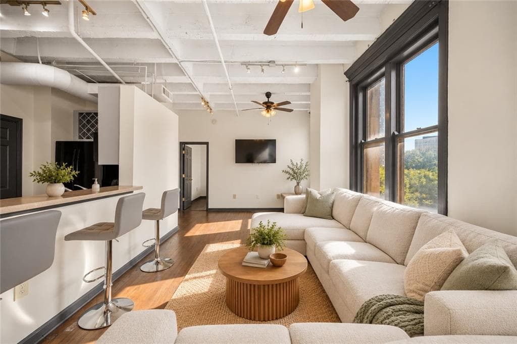 2 bedroom, 2 bathroom, 1,032 sq ft condominium for sale at 32 Peachtree Street 508, Atlanta, GA 30303 — photo 2