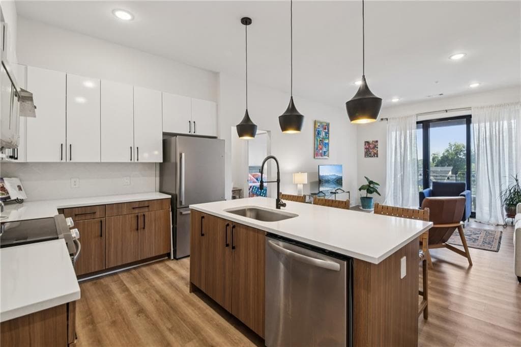 2 bedroom, 2 bathroom, 1,040 sq ft condominium for sale at 112 Rogers Street 409, Atlanta, GA 30317 — photo 2