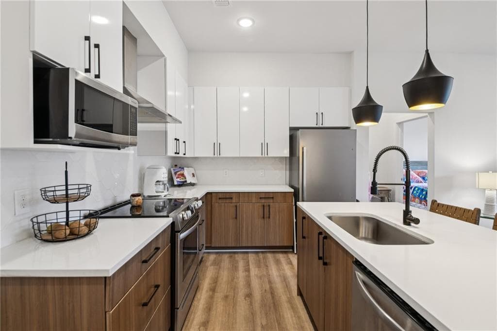 2 bedroom, 2 bathroom, 1,040 sq ft condominium for sale at 112 Rogers Street 409, Atlanta, GA 30317 — photo 3