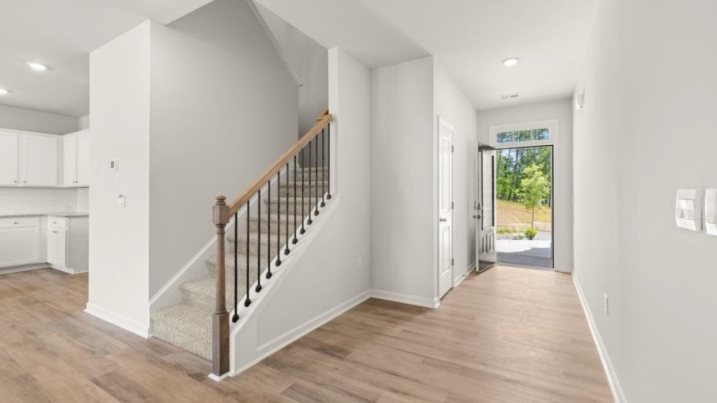 3 bedroom, 3 bathroom, 2,105 sq ft townhouse for sale at 1814 Meadow Green Circle, Gainesville, GA 30501 — photo 3