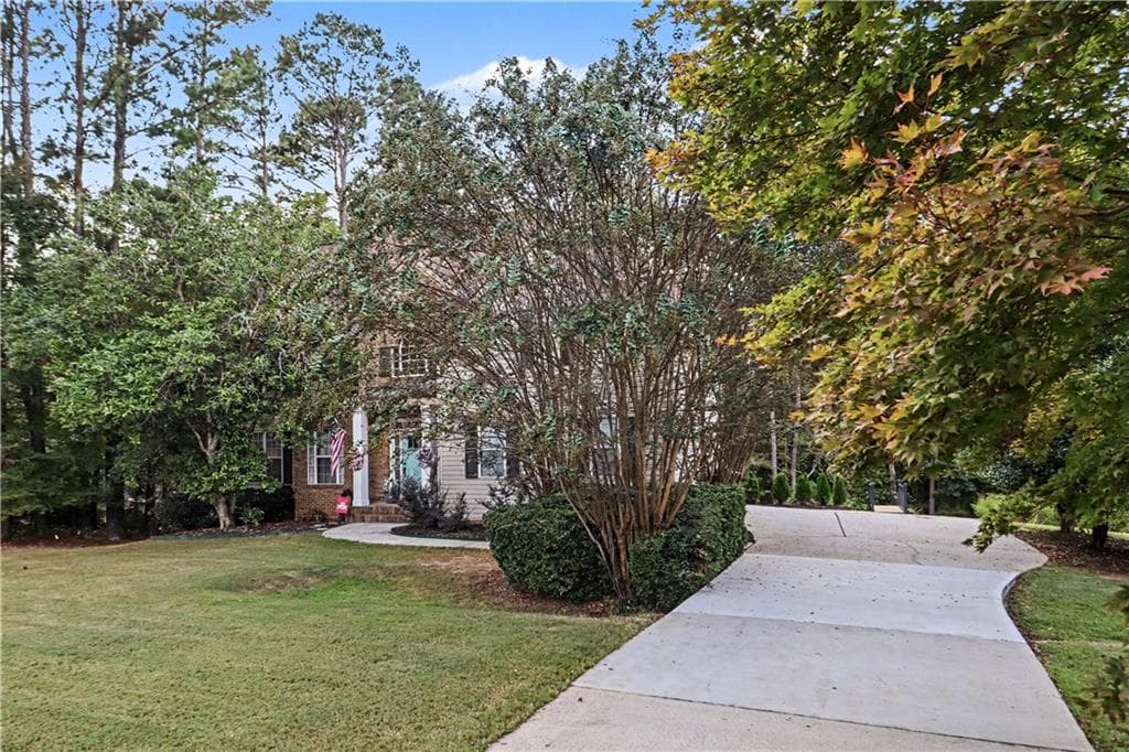 5 bedroom, 4 bathroom, 2,563 sq ft single family residence for sale at 140 Manor Drive, Fayetteville, GA 30215 — photo 3