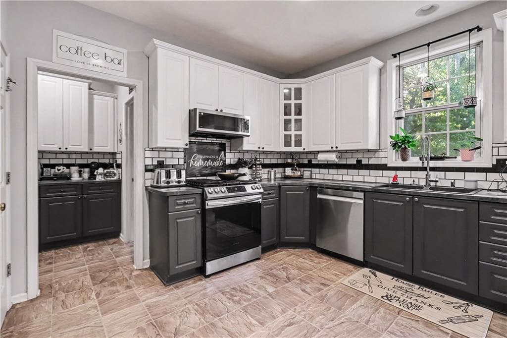 5 bedroom, 4 bathroom, 2,563 sq ft single family residence for sale at 140 Manor Drive, Fayetteville, GA 30215 — photo 6