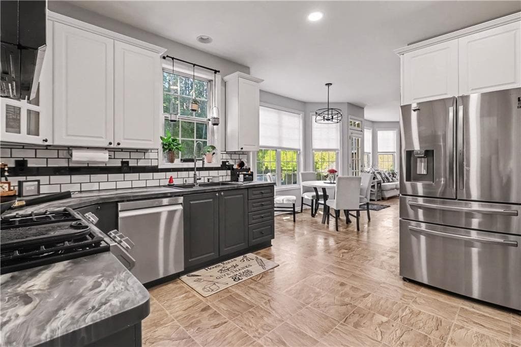 5 bedroom, 4 bathroom, 2,563 sq ft single family residence for sale at 140 Manor Drive, Fayetteville, GA 30215 — photo 7