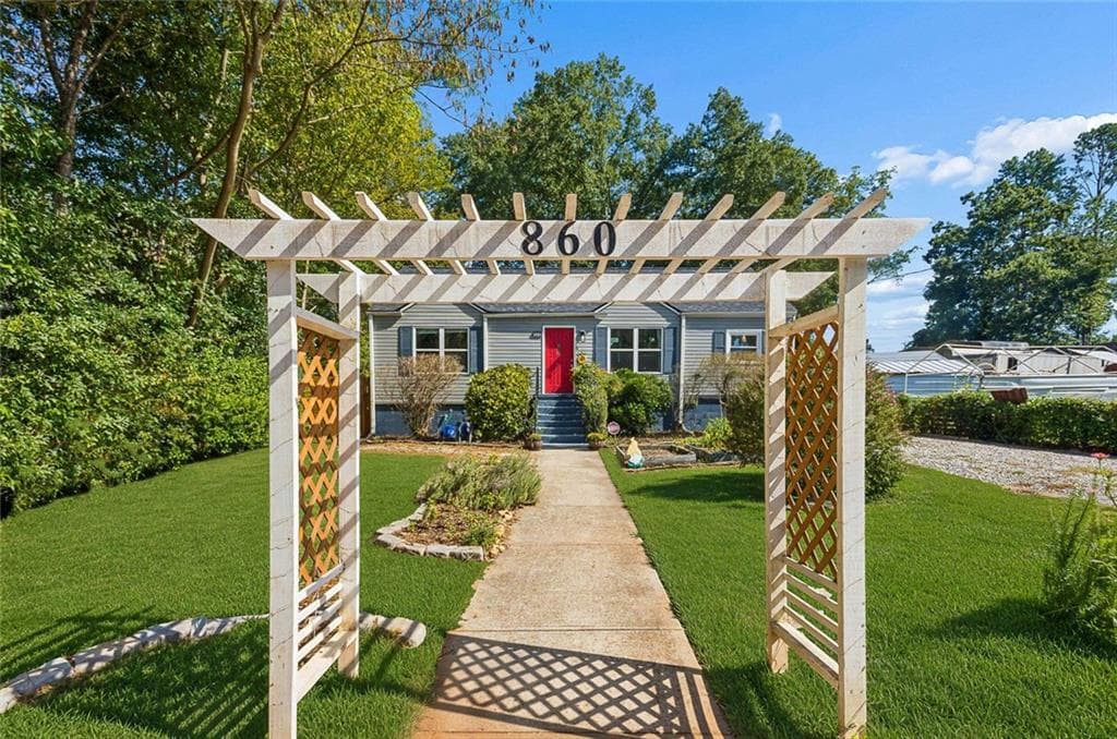 3 bedroom, 2 bathroom, 1,557 sq ft single family residence for sale at 860 Fayetteville Road, Atlanta, GA 30316