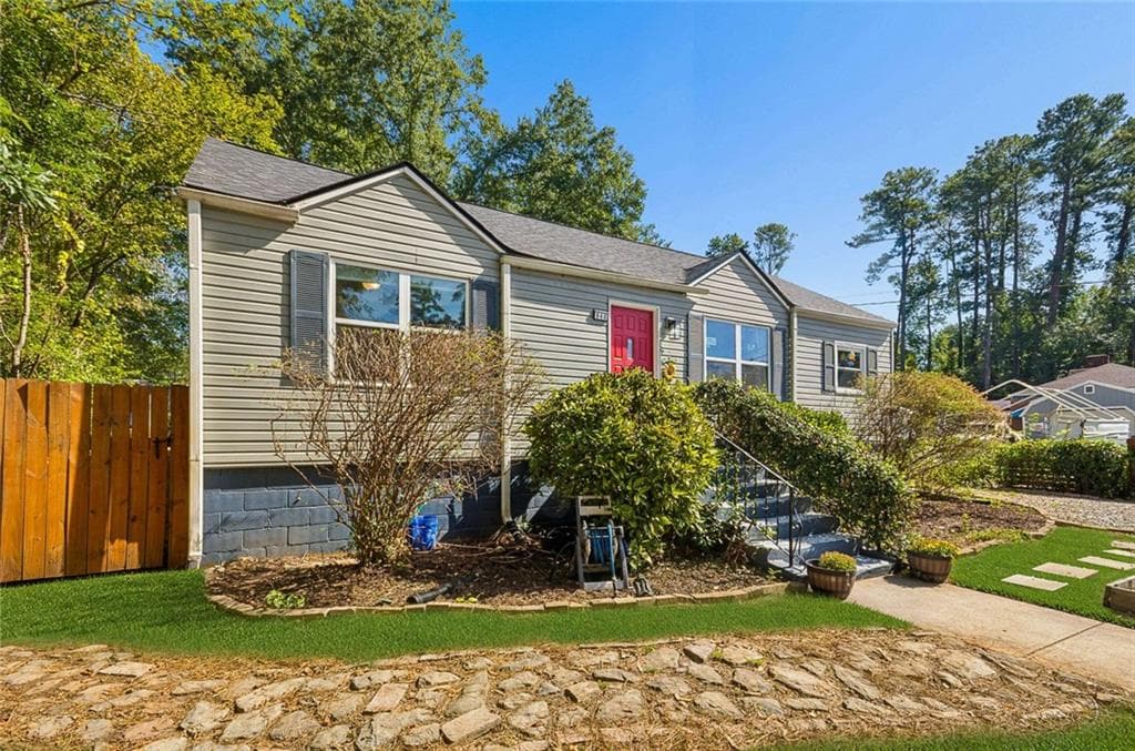 3 bedroom, 2 bathroom, 1,557 sq ft single family residence for sale at 860 Fayetteville Road, Atlanta, GA 30316 — photo 2
