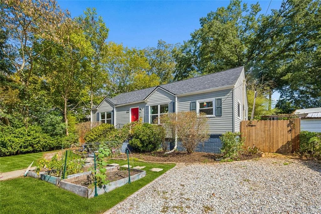 3 bedroom, 2 bathroom, 1,557 sq ft single family residence for sale at 860 Fayetteville Road, Atlanta, GA 30316 — photo 3