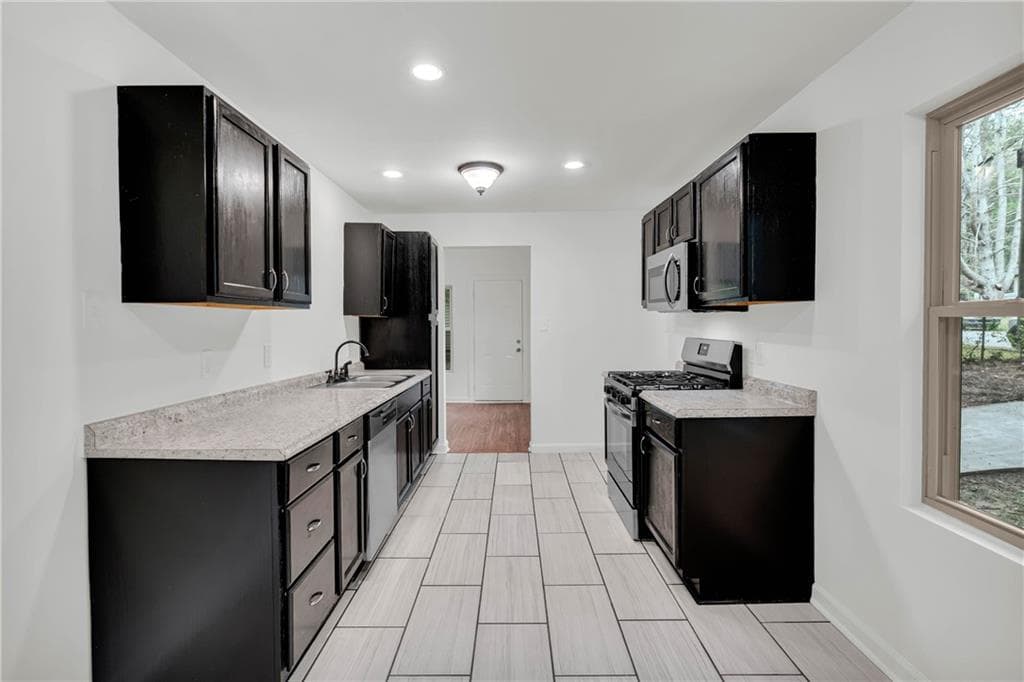 3 bedroom, 2 bathroom, 1,276 sq ft single family residence for sale at 3690 Asbury Lane, Atlanta, GA 30331 — photo 6