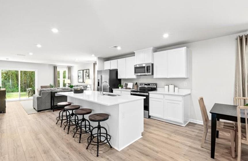 3 bedroom, 3 bathroom, 1,749 sq ft single family residence for sale at 113 Grand Oak Circle, Union City, GA 30291 — photo 3