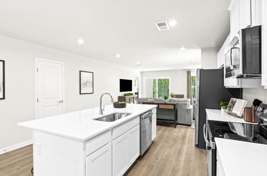 3 bedroom, 3 bathroom, 1,749 sq ft single family residence for sale at 113 Grand Oak Circle, Union City, GA 30291 — photo 4