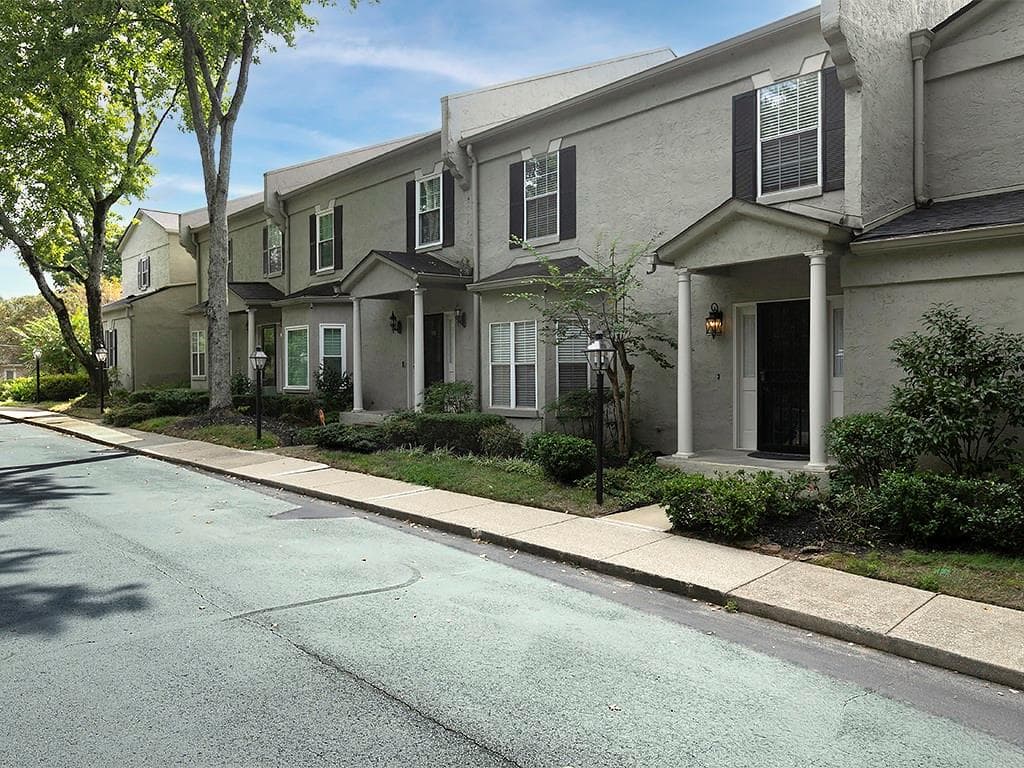 3 bedroom, 3 bathroom, 2,200 sq ft condominium for sale at 5996 Mitchell Road 11, Sandy Springs, GA 30328 — photo 2