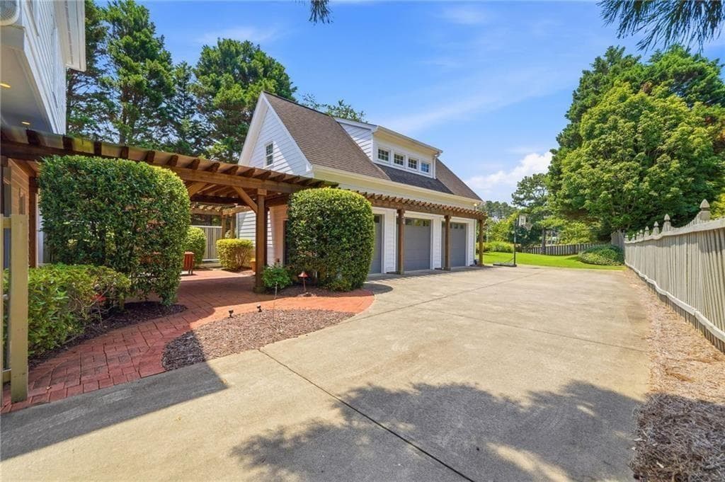 5 bedroom, 6 bathroom, 4,866 sq ft single family residence for sale at 3901 Hazelhurst Drive, Marietta, GA 30066 — photo 5