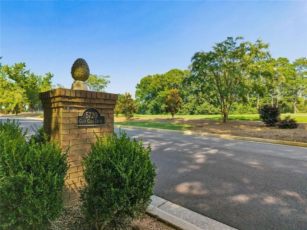 5 bedroom, 4 bathroom, 5,632 sq ft single family residence for sale at 5720 Golf Club Drive, Braselton, GA 30517 — photo 6