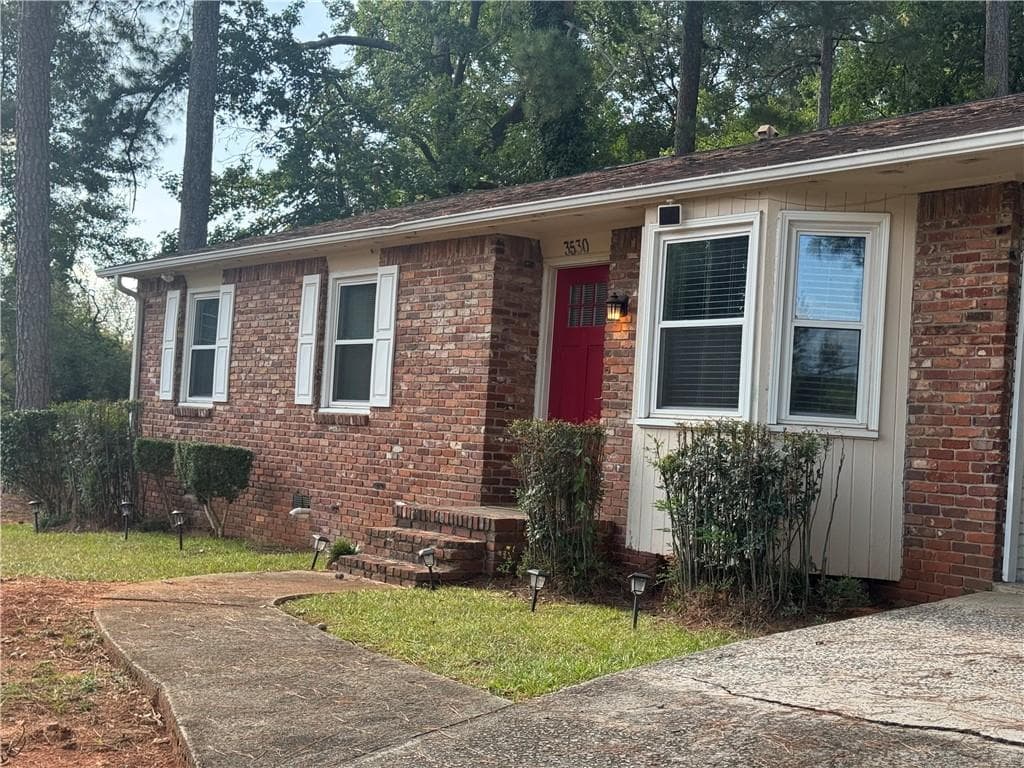 3 bedroom, 2 bathroom, 1,141 sq ft single family residence for sale at 3530 Kenland Road, Smyrna, GA 30082 — photo 2