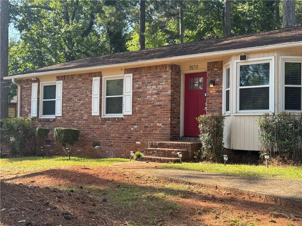 3 bedroom, 2 bathroom, 1,141 sq ft single family residence for sale at 3530 Kenland Road, Smyrna, GA 30082 — photo 3