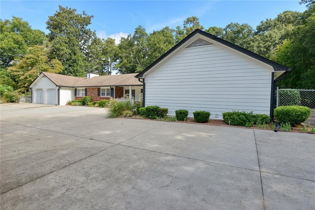 4 bedroom, 5 bathroom, 2,446 sq ft single family residence for sale at 3605 Shallowford Road, Marietta, GA 30062 — photo 3