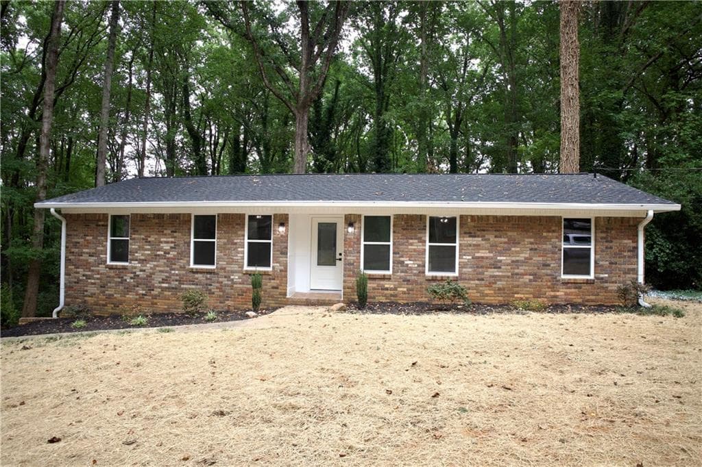 3 bedroom, 2 bathroom, 1,315 sq ft single family residence for sale at 3941 Canterbury Walk, Douglasville, GA 30135