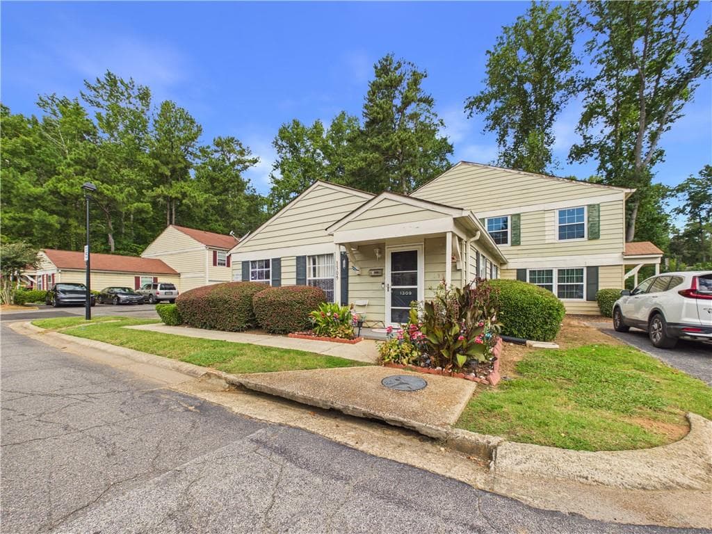 2 bedroom, 1 bathroom, 882 sq ft condominium for sale at 1315 Old Coach Road, Marietta, GA 30008