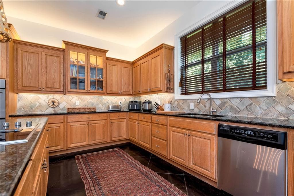 3 bedroom, 3 bathroom, 3,237 sq ft single family residence for sale at 6319 Lakeview Drive, Buford, GA 30518 — photo 6