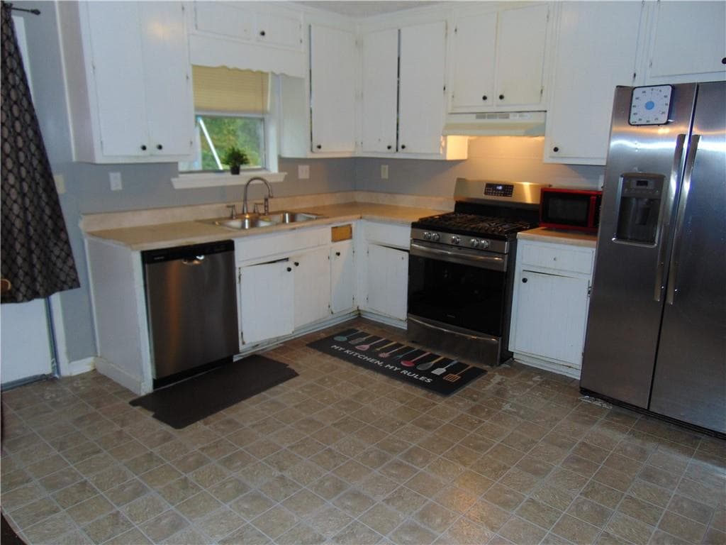 3 bedroom, 2 bathroom, 1,452 sq ft single family residence for sale at 1187 Mannbrook Drive, Stone Mountain, GA 30083 — photo 3